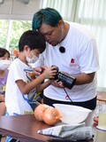 気にいったアングルをカメラで撮る2年生の児童