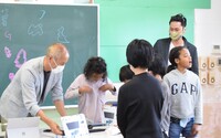 低学年(2年生)も、あまり理解していないと思われるが頑張って参加してます。笑