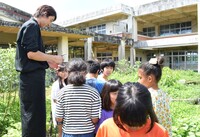 子ども達の農園で野菜収穫