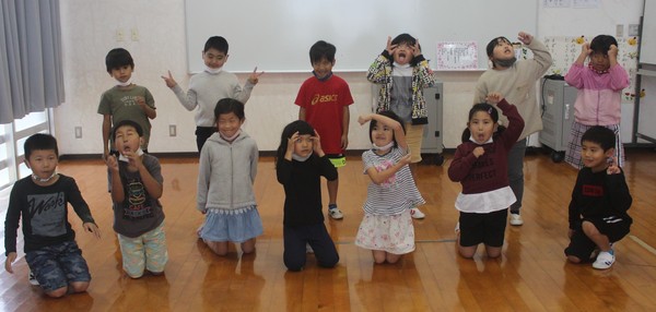 集合写真 小学 ユニークな集合写真(1年生) | 宮古島市立城辺小学校ブログ1