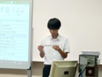 名前を読み上げている様子