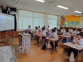 校長講話を真剣に聞く生徒