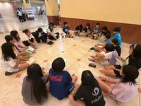 円座して今日の振り返りをする子供たち