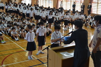 学級の代表に修了証書が手渡されました。