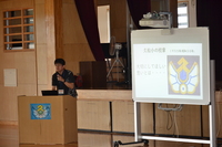 校章の意味を話す校長