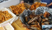 サメのフライと魚の素揚げ
