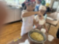 みそを入れたソーキ汁を宮古そばに入れました。