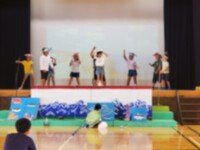 小学生の劇の様子