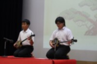 中学生の三線演奏