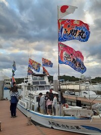 漁船に掲げられた大漁旗