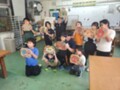 焼き杉クラフトを持ち記念撮影