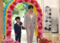 担任の先生と手をつないで入場
