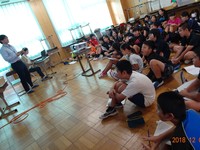 説明を一生懸命聞いてます