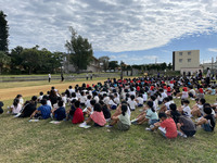 中学校運動場へ避難した様子