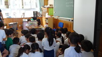 2年生の朝の読み聞かせの様子です。2年生は当番さんの読み聞かせです。2年生は成長して同学年で読み聞かせができます。真剣な表情で聞き入っています。