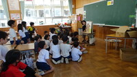 1年生の朝の読み聞かせの様子です。担任の先生行う大きなBIG絵本の読み聞かせに夢中になって聞き入ります。