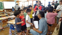 1年生の初めての授業参観の様子です。参加していただいた、お父さん・お母さんに音読の発表です。大きな声で発表することができました。