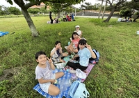 春の遠足の様子です。青空のもとお友達とたくさん遊んでみんなでおいしいお弁当とお菓子を食べました。