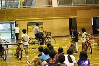 伊良部交番の駐在官が自転車の安全な乗り方を教えてくれました