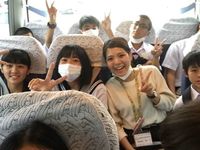 バスの中でピース!