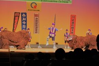 かけ声、演奏に合わせて、踊る獅子たち