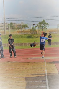 女子砲丸投げ、ホームをきっちりいざ構え。全力で取り組みました。