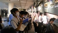 長崎原爆資料館にて、真剣に資料に見入る生徒達。