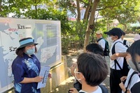 ガイドさんの話を聞く様子