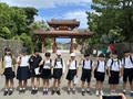 守礼の門の前で