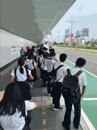 バスを待つ